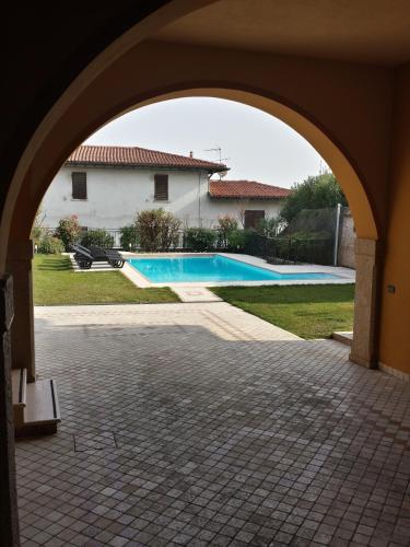 an archway leading to a swimming pool in a house at B&B Al Vec Licinsi' in Moniga