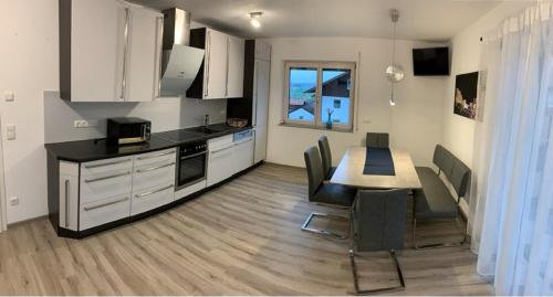 Kuchyň nebo kuchyňský kout v ubytování Ferienwohnung Eichinger