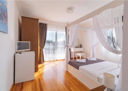سرير أو أسرّة في غرفة في Villa Lumina