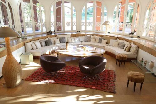 sala de estar con sofá, mesa y sillas en La Vie En Rose, en Marrakech