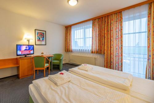 Μια τηλεόραση ή/και κέντρο ψυχαγωγίας στο Hotel Rostock West im "Kritzmow Park"
