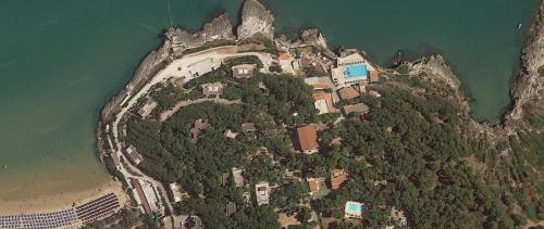 une île dans l'eau avec des maisons sur elle dans l'établissement Appartamenti La Villa Peschici, à Peschici