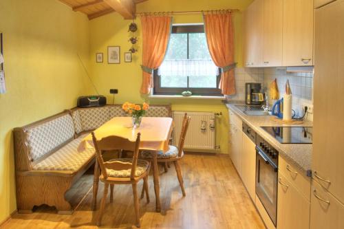 una cucina con tavolo e sedie e una sala da pranzo di Ferienwohnung Brigitte Frank a Bärnau