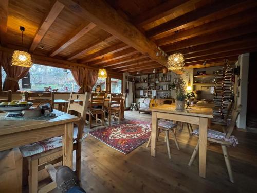 cocina y comedor con mesas y sillas de madera en Maison de Noé, en Arnad