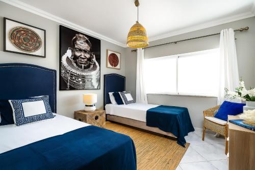 um quarto com 2 camas e uma janela em Bianca full apartment em Portimão