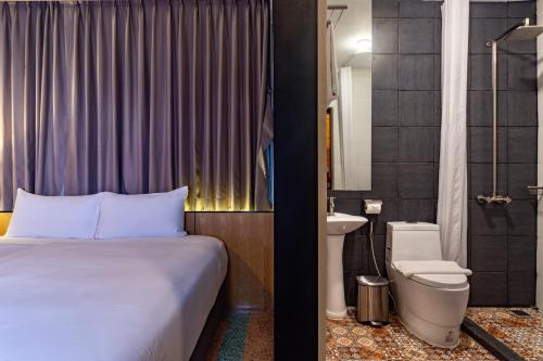 een slaapkamer met een bed, een wastafel en een toilet bij W22 by Burasari - SHA Extra Plus Certified in Bangkok