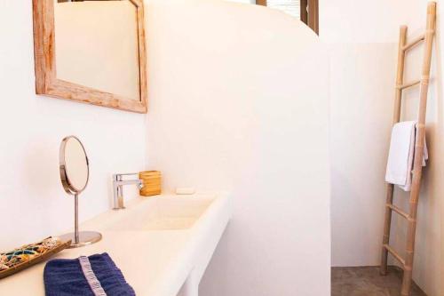 Bathroom sa Villa Mirtes with breathtaking sea view,close to Porto Katsiki and Egremni