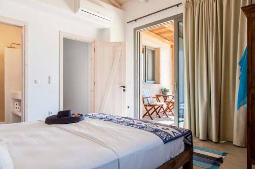 Giường trong phòng chung tại Villa Mirtes with breathtaking sea view,close to Porto Katsiki and Egremni