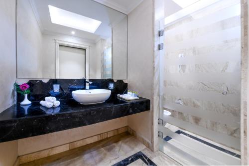 a bathroom with a tub, sink and toilet at Tolip Golden Plaza in Cairo