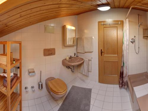 a bathroom with a toilet and a sink at Ferienwohnung Annelies - Chiemgau Karte in Inzell