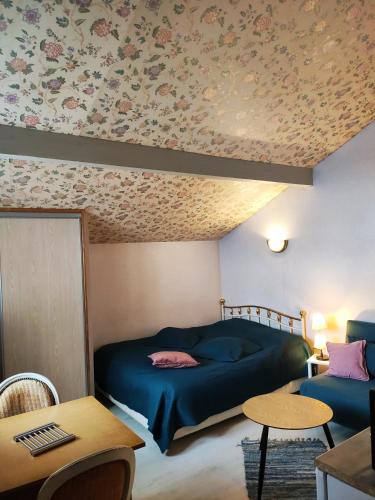 una camera da letto con letto e tavolo con sidro di servizio. di Studio dans Villa historique "Victoria" ad Argelès-Gazost