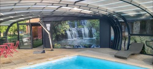 Imagem da galeria de Hôtel Restaurant La Crèche et sa piscine intérieure em La Chomette