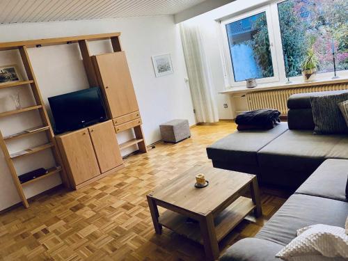 a living room with a couch and a tv at Grosszuegige Ferienwohnung in ruhiger Lage in Fulda