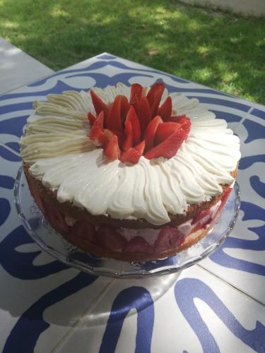 a cake with strawberries on a plate on a table at B&B Relais sul Siroto in Castelnuovo Cilento