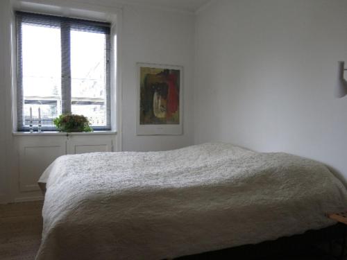 Habitación blanca con cama y ventana en ApartmentInCopenhagen Apartment 701 en Copenhague