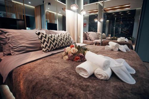 Katil atau katil-katil dalam bilik di Monza Mirror Apartment