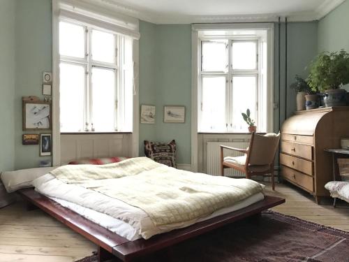 1 dormitorio con 1 cama y 2 ventanas en ApartmentInCopenhagen Apartment 1107, en Copenhague
