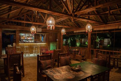 Restoran või mõni muu söögikoht majutusasutuses Amihan Beach Cabanas