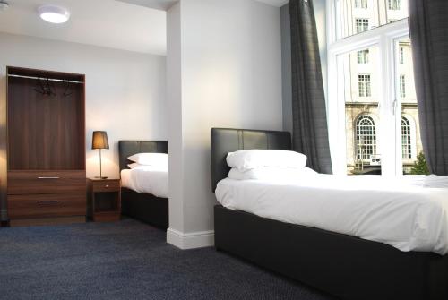 Tempat tidur dalam kamar di The Liverpool Inn Hotel