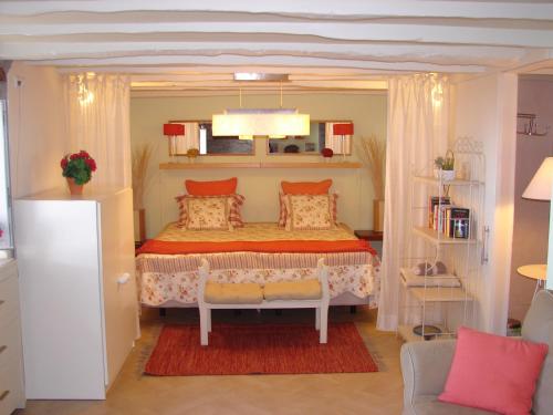 ein Schlafzimmer mit einem Bett in einem Zimmer in der Unterkunft Romantic Studio in Funchal