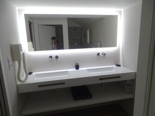 een badkamer met 2 wastafels en een spiegel bij Gite sauna piscine Château Lacroixdecivrac 4 étoiles, 3 ch, 7 pers in Civrac-de-Blaye