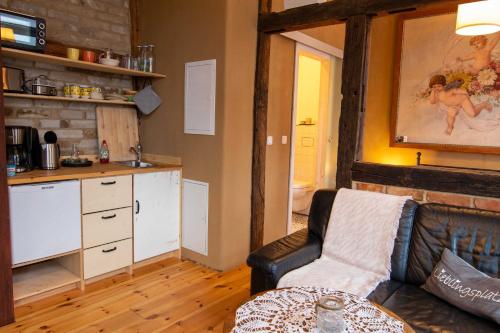 a living room with a couch and a kitchen at Ferienwohnungen Muehlenblick in Röbel