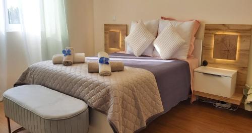een slaapkamer met een groot bed met knuffels erop bij Paz em Resort de Luxo. in Cabanas de Tavira
