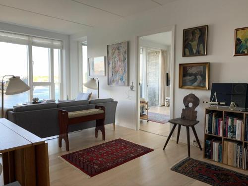 salon z kanapą i stołem w obiekcie ApartmentInCopenhagen Apartment 1417 w Kopenhadze
