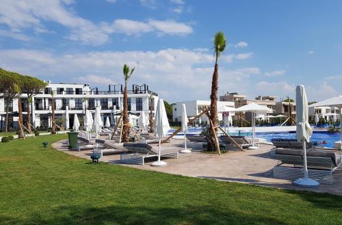 un complejo con palmeras y piscina en Sunflower Apartment With Garden - 180, en Durrës