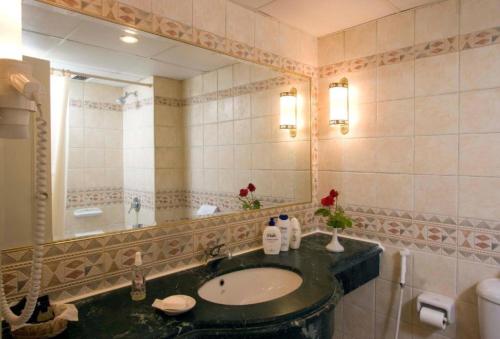 bagno con lavandino e specchio di Retac El Arish a El Arish