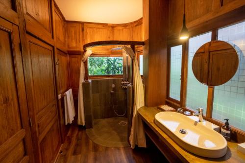 a bathroom with a sink and a shower at Tira Vilagna Suites & Spa in Kintamani