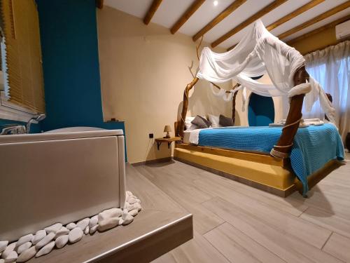 テッサロニキにあるThessPalaceのベッドルーム(天蓋付きベッド1台付)