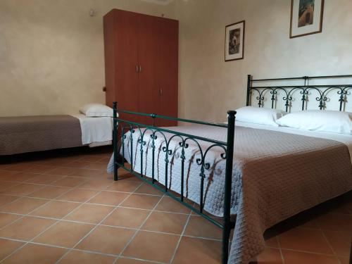 Katil atau katil-katil dalam bilik di La Tenuta del Barone