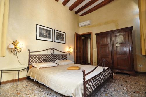 Tempat tidur dalam kamar di Casa Dei Pittori Venice Apartments