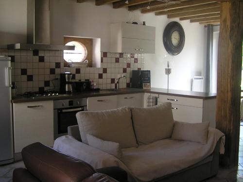 a living room with a couch in a kitchen at Gîte de Lavau in Lavau