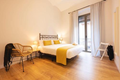 1 dormitorio con 1 cama, mesa y sillas en Bravissimo Riu Onyar en Girona