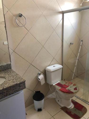 een kleine badkamer met een toilet en een douche bij Il Pevero Condominio AC in Porto Seguro