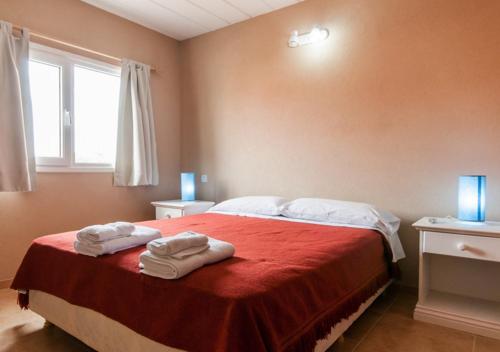 Tempat tidur dalam kamar di Costa Serena