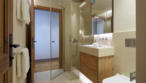 Vonios kambarys apgyvendinimo įstaigoje Arlberg Hospiz Chalet Suiten