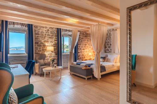 um quarto com uma cama king-size e um espelho em Boutique Hotel Capitano em Herceg-Novi