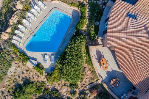 an overhead view of a swimming pool next to a house at Le Sfumature di Melograno in Costa Paradiso