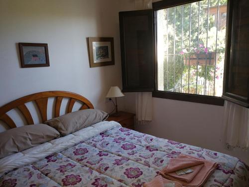 a bedroom with a bed and a window at El Rincón de la Quinta in Calpe
