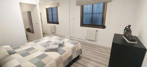 um quarto com uma cama com toalhas em Apartamento Terra Denis em León