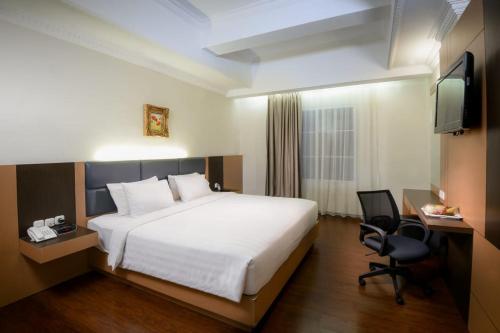 
A bed or beds in a room at D'Senopati Malioboro Grand Hotel
