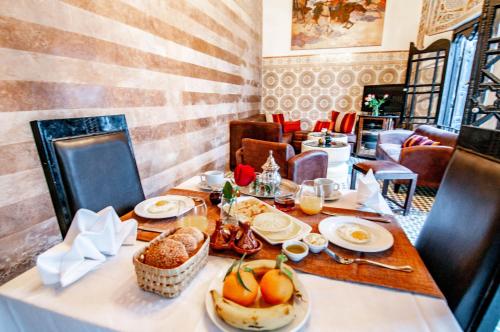 un tavolo con del cibo sopra in un ristorante di Riad Makila a Marrakech
