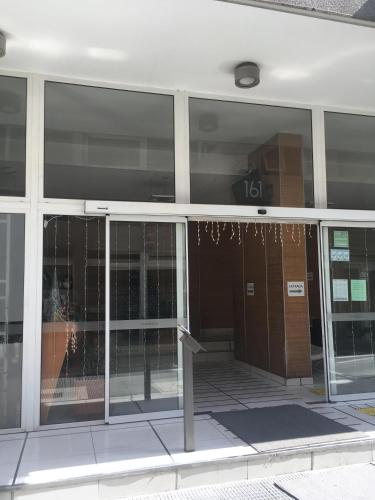 Fasadas ar įėjimas į apgyvendinimo įstaigą Mandala House