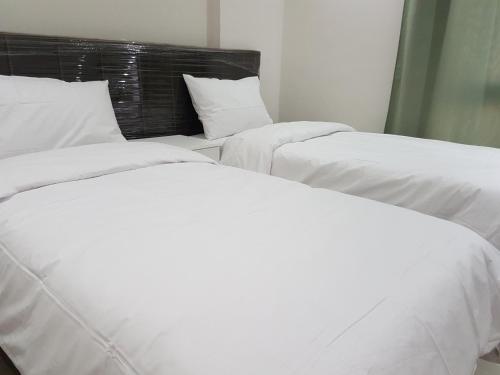 um grupo de três camas brancas num quarto em ماجيك سويت المهبولة 2 Magic Suite ALMahboula 2 em Kuwait