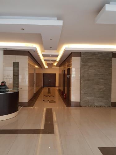 クウェートにあるماجيك سويت المهبولة 2 Magic Suite ALMahboula 2の廊下のある建物の空ロビー