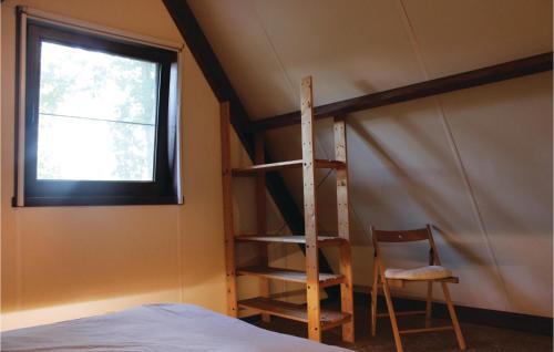 um quarto com um beliche, uma escada e uma cadeira em 3 Bedroom Gorgeous Home In Rekem-lanaken em Bovenwezet