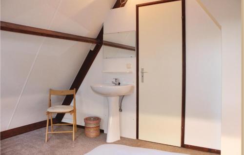 Vonios kambarys apgyvendinimo įstaigoje 3 Bedroom Gorgeous Home In Rekem-lanaken